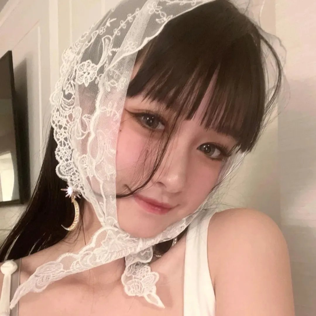 三个带面纱的女子